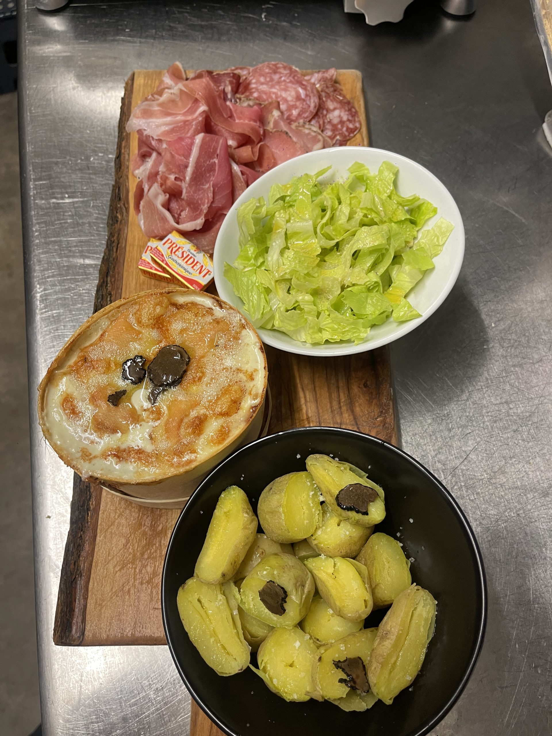 Mont d'or aux truffes et vin blanc rôti au four   ( en Hiver )